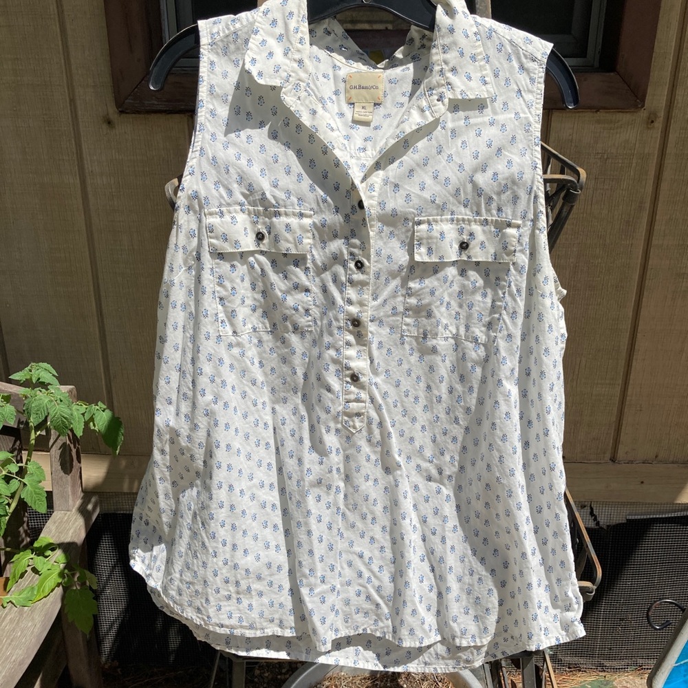 G.H. Bass XL sleeveless flowered shirt